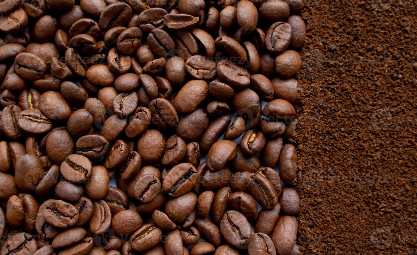 beeld van koffie bonen en grond ogenblik koffie. achtergrond van koffie bonen en koffie poeder. foto