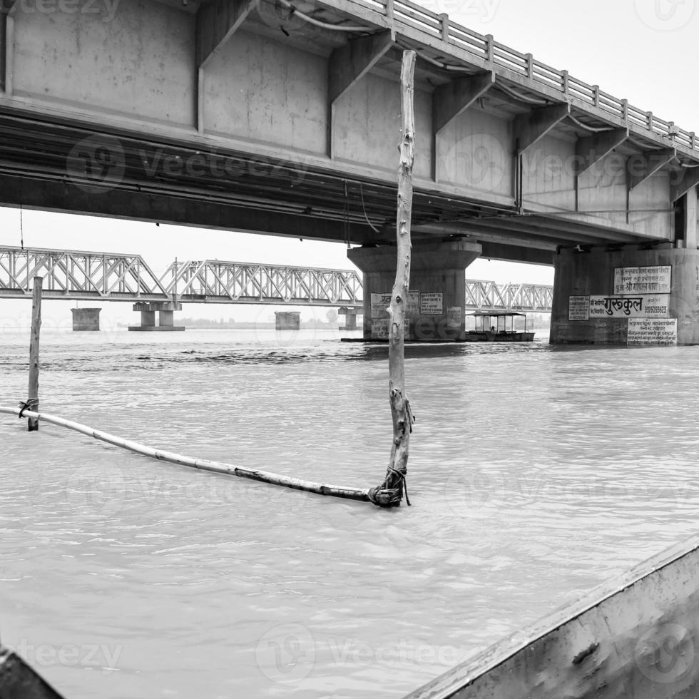 ganga net zo gezien in garh mukteshwar, uttar pradesh, Indië, ganga is geloofde naar worden de heiligste rivier- voor Hindoe, visie van garh ganga brij ghat welke is beroemd religieus plaats voor Hindoe - zwart en wit foto