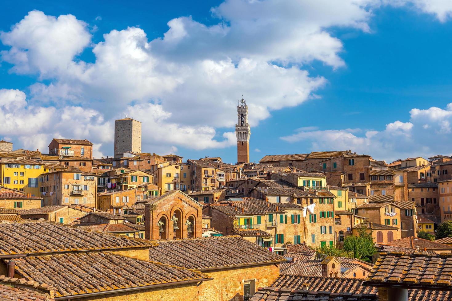 de skyline van de binnenstad van siena in Italië foto