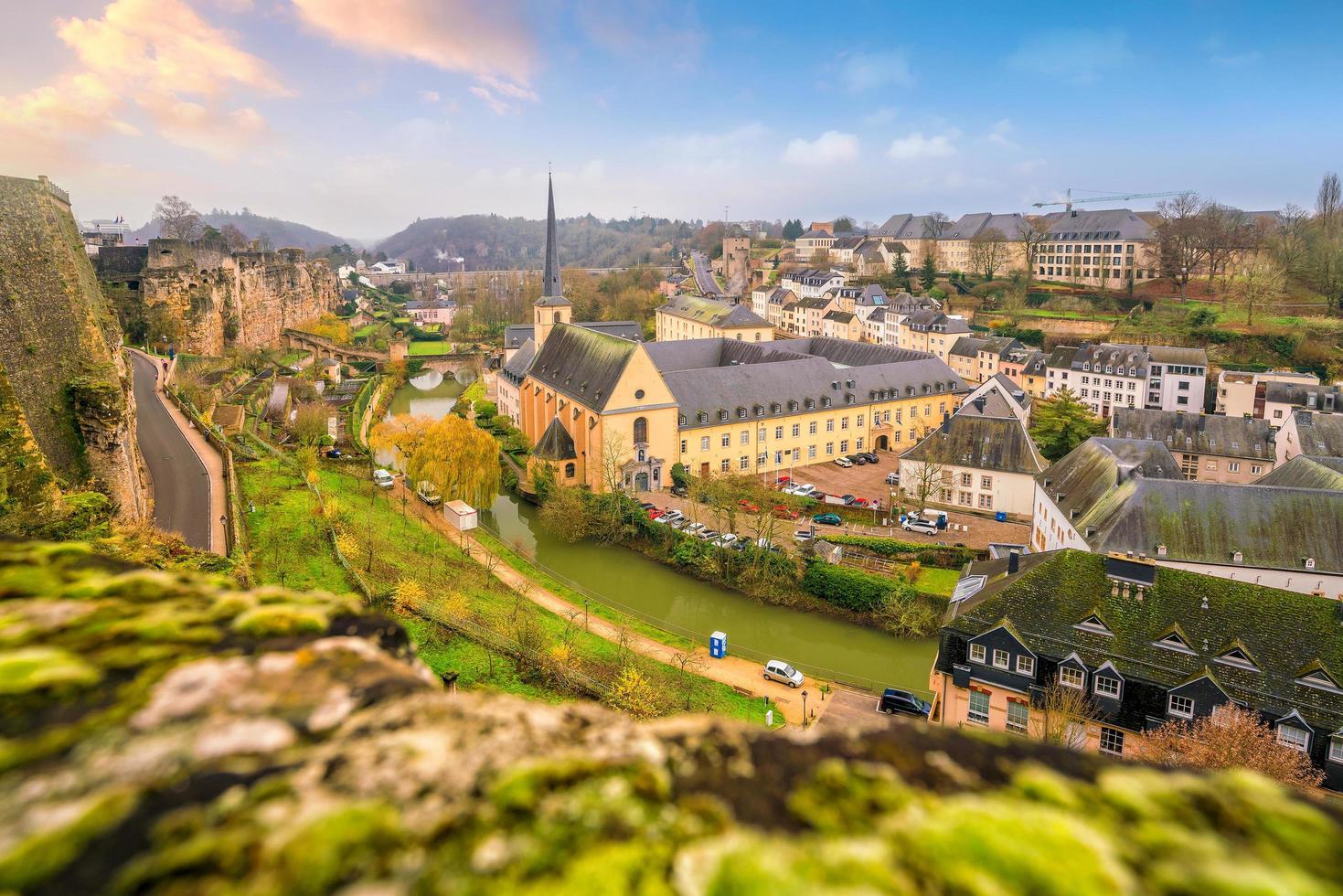 skyline van de oude stad luxemburg stad vanaf bovenaanzicht foto