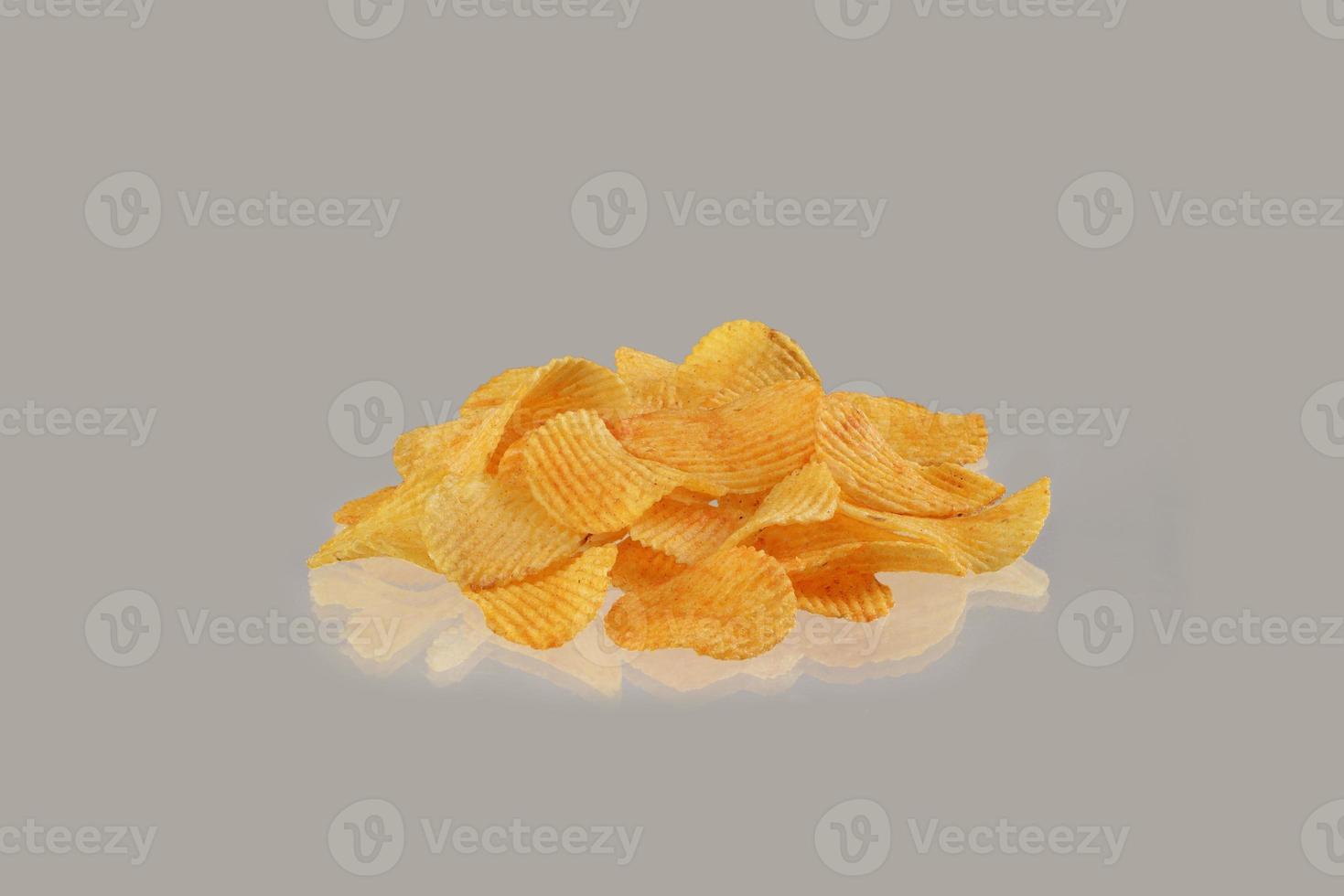 aardappel chips geïsoleerd Aan grijs achtergrond met reflectie foto