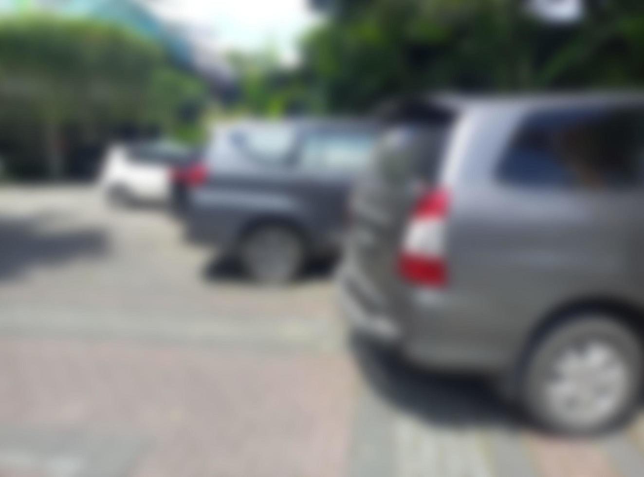 onscherp abstract achtergrond van gezien meerdere auto's geparkeerd Aan de bestrating blok weg gedurende de dag foto