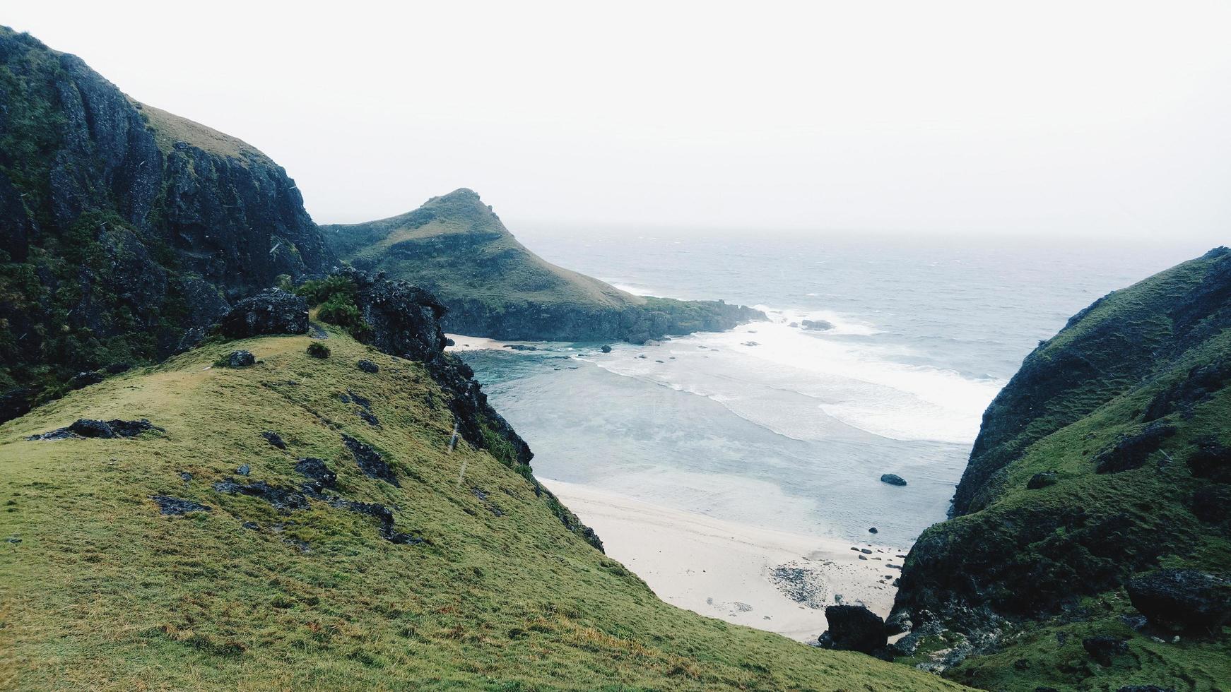 groene bergen dichtbij kust foto