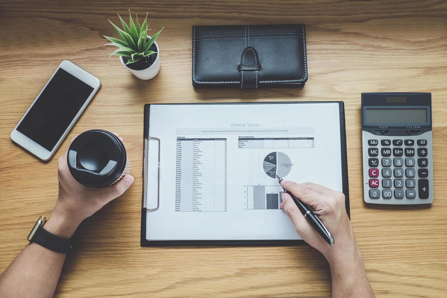 bovenaanzicht van accountant die een rapport controleert foto