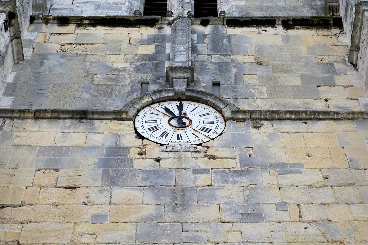 klok aan de muur van een kerk foto