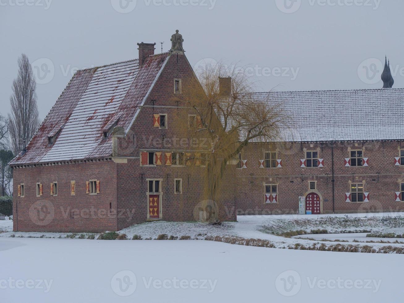 winter tijd Bij Raesfeld kasteel foto