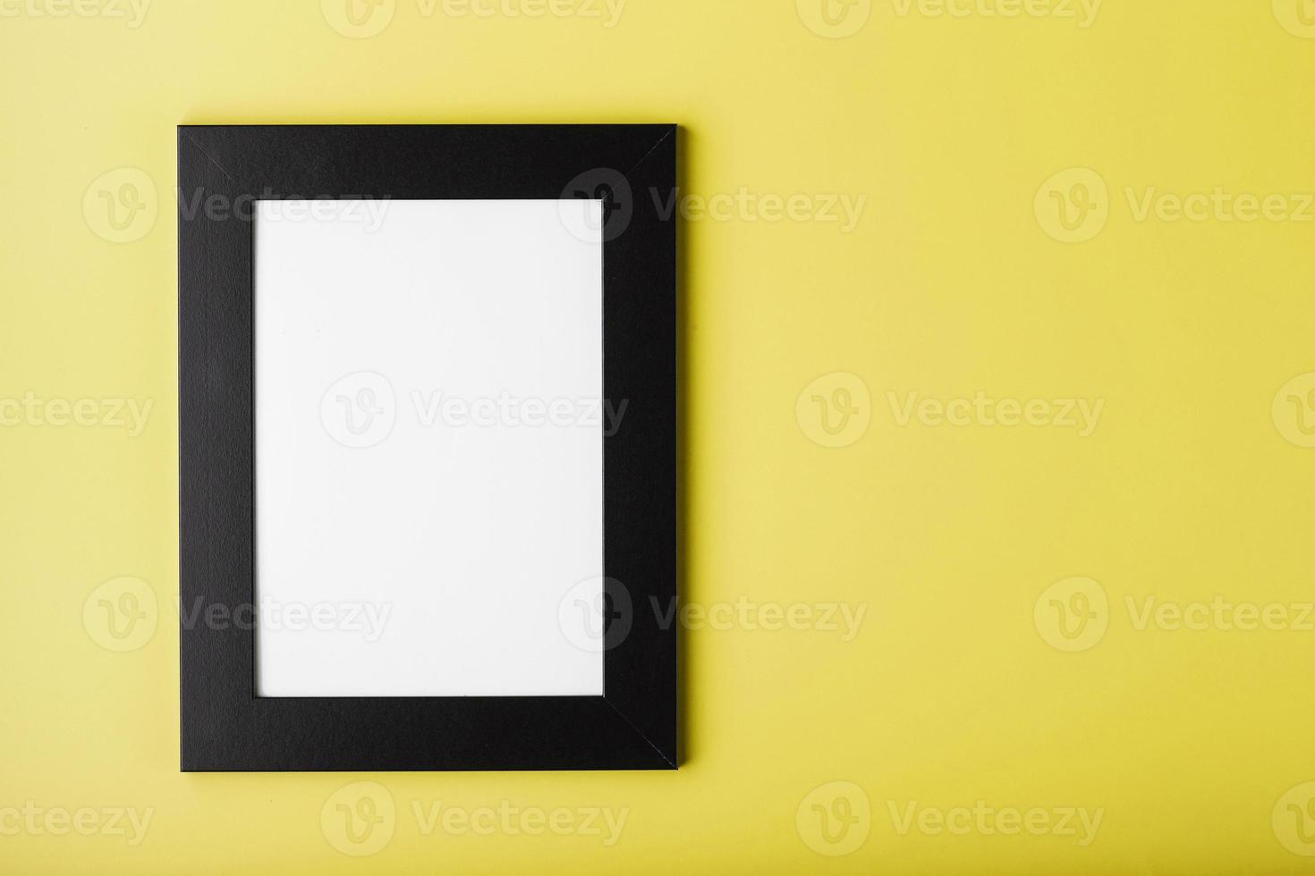 zwart foto kader met vrij ruimte Aan een geel achtergrond.