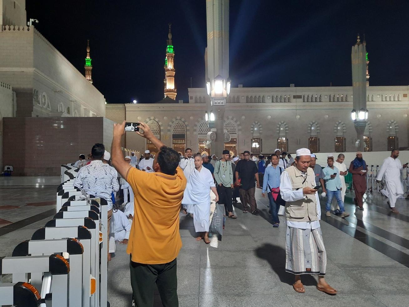 medina, saudi Arabië, okt 2022 - mooi visie van masjid al nabawi Madinah in nacht lichten. masjid al nabawi medina presenteert een heel mooi tafereel in de nacht lichten. foto