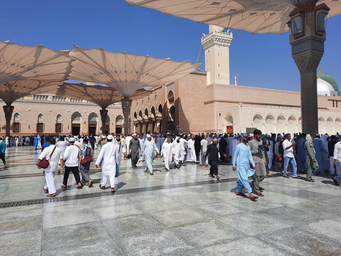 medina, saudi Arabië, okt 2022 - een mooi visie van profeet moskeeën buitenste binnenplaats en elektronisch paraplu's. foto