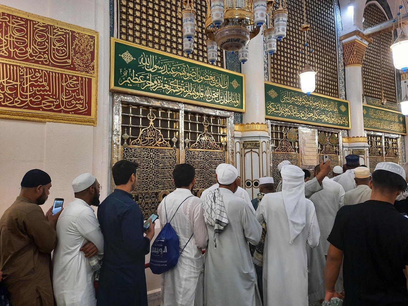 medina, saudi Arabië, okt 2022 - moslim pelgrims zijn gaan naar bezoek roza rasool Bij masjid al nabawi medina.. foto