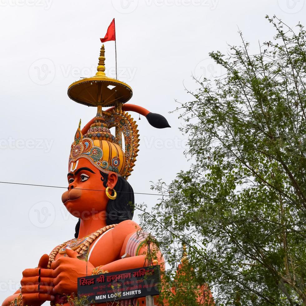 groot standbeeld van heer Hanuman in de buurt de Delhi metro brug gelegen in de buurt karol zak, Delhi, Indië, heer Hanuman groot standbeeld aanraken lucht foto