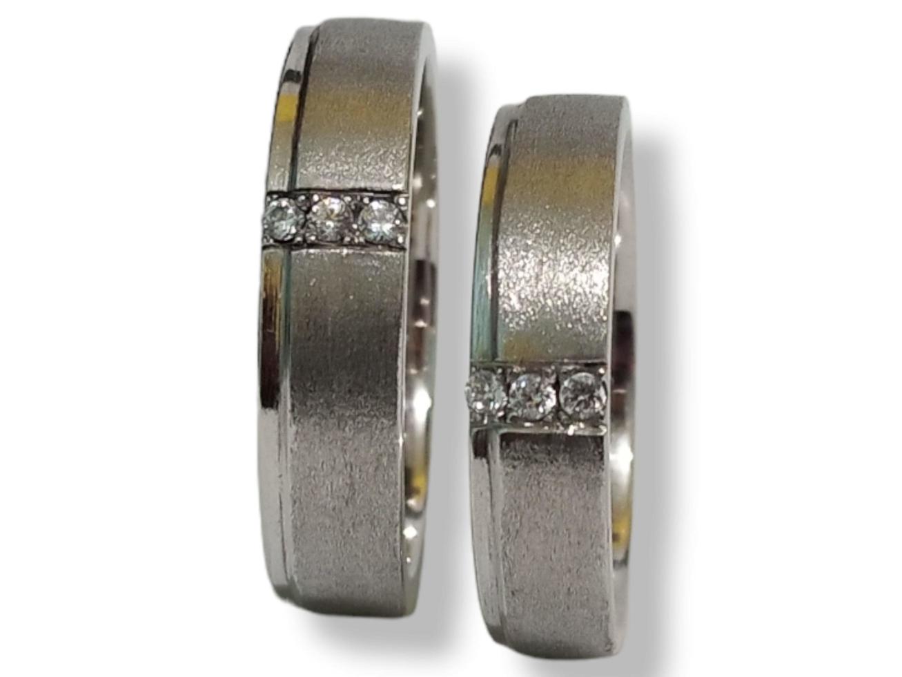 bruiloft ringen. zilver ring met wit achtergrond geïsoleerd foto