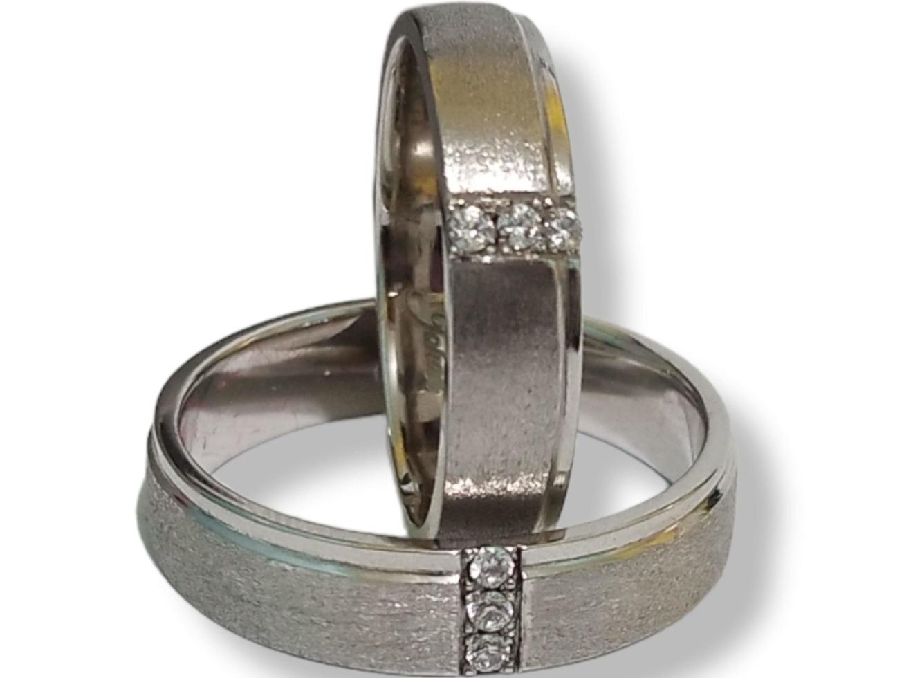 bruiloft ringen. zilver ring met wit achtergrond geïsoleerd foto