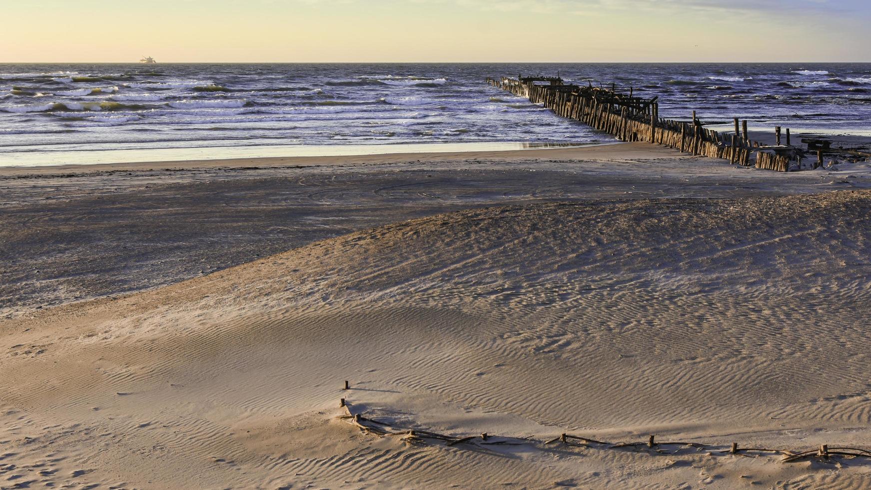 oude houten steiger in de zee foto