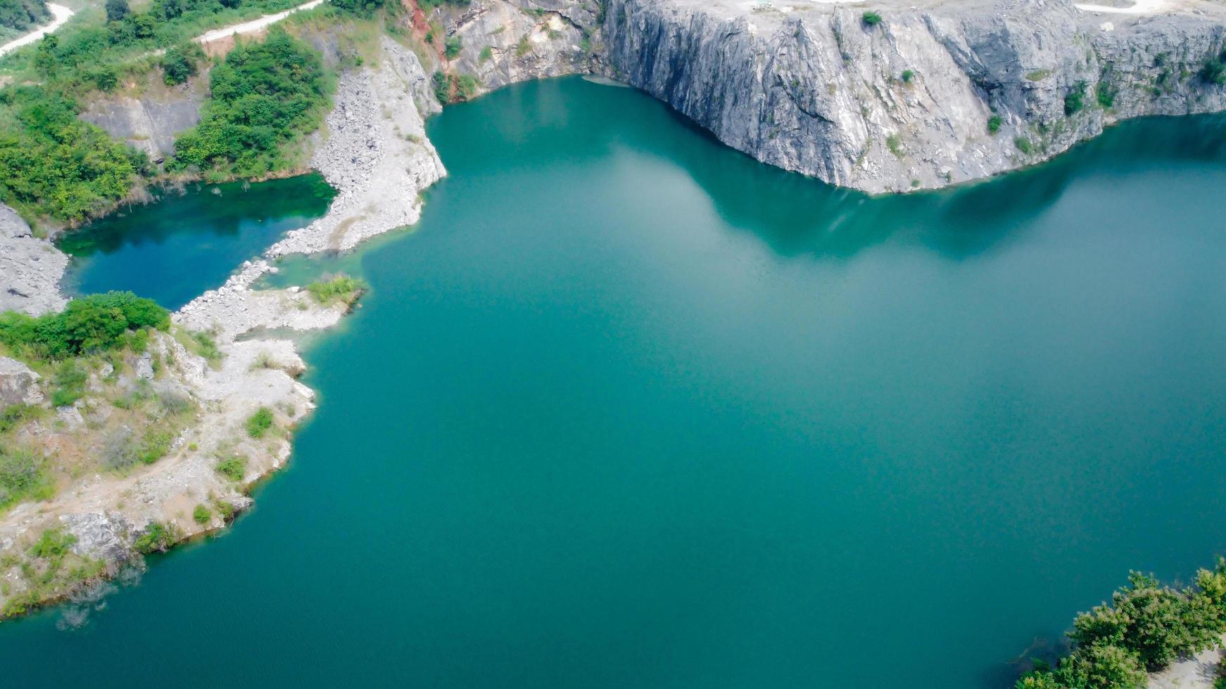 Doorzichtig blauw water, kralen, het was allemaal een droom. foto