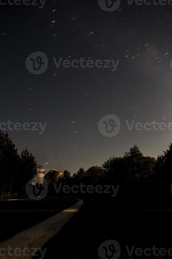 nacht sterrenhemel lucht in bergen foto