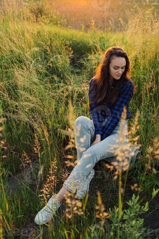 portret van een mooie jonge vrouw op de weide foto