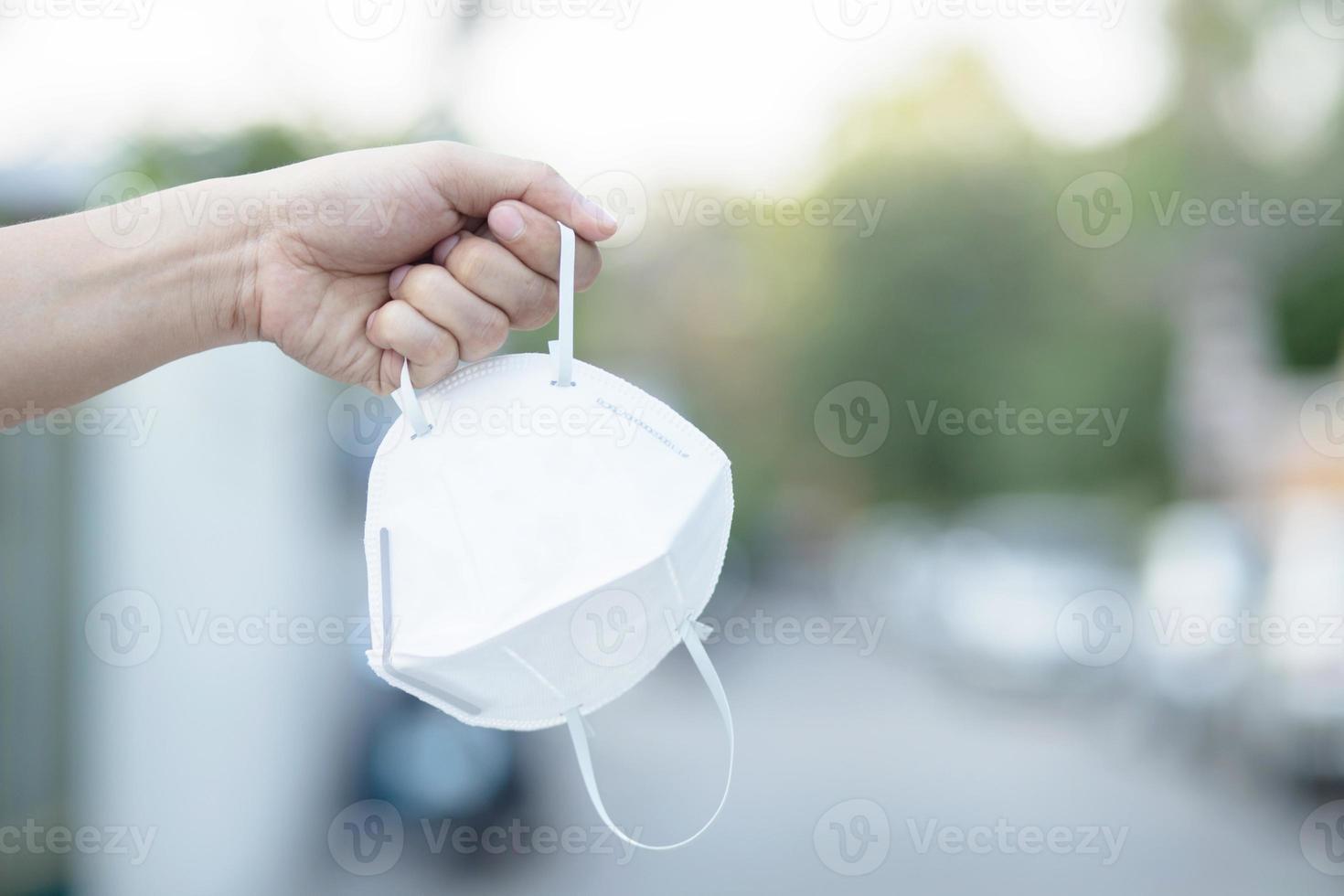 nieuw normaal vrouw is vervelend masker voor bescherming virus corona of covid-19 foto