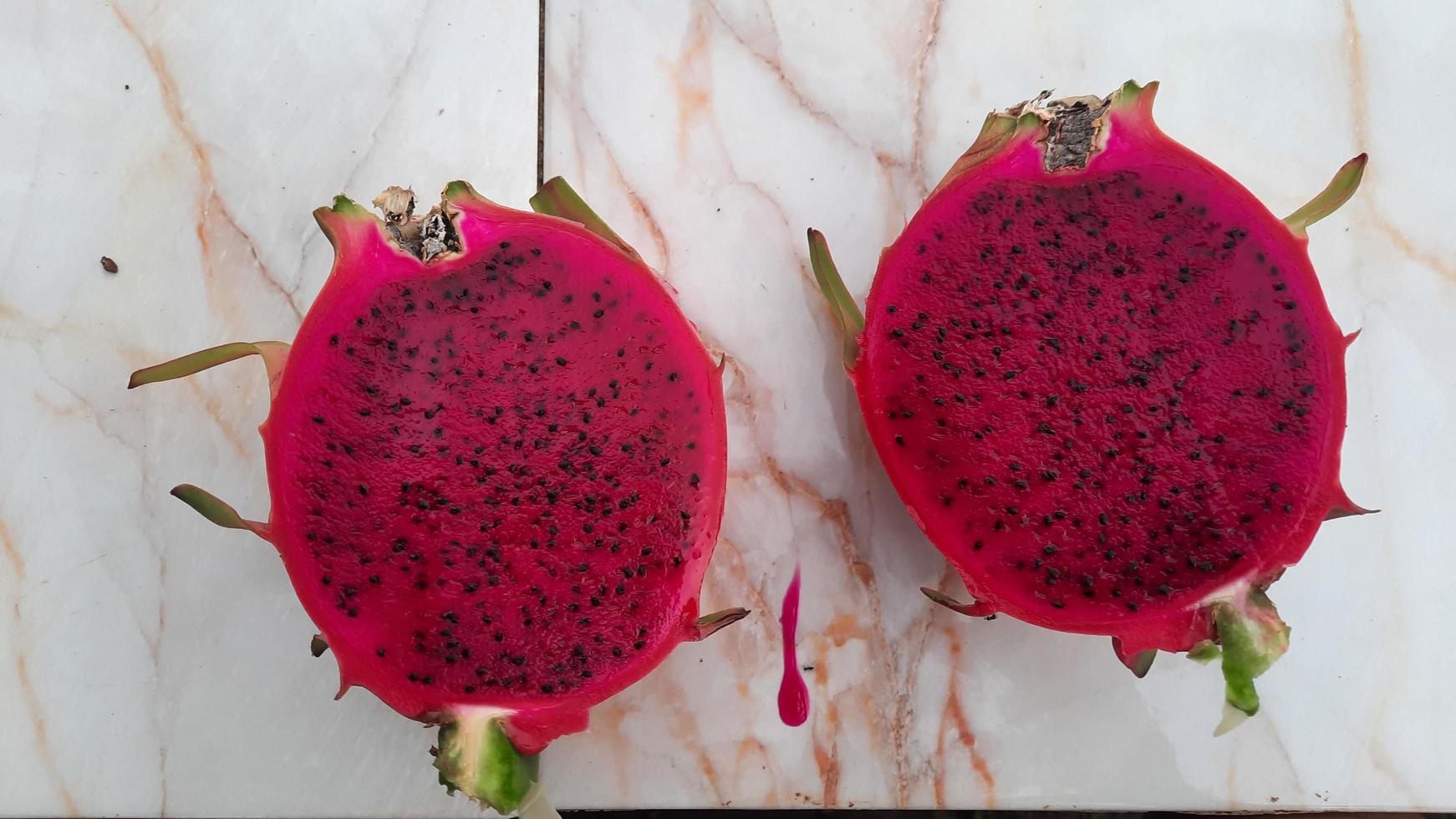 rood draak fruit dat heeft geweest besnoeiing in twee onderdelen 02 foto