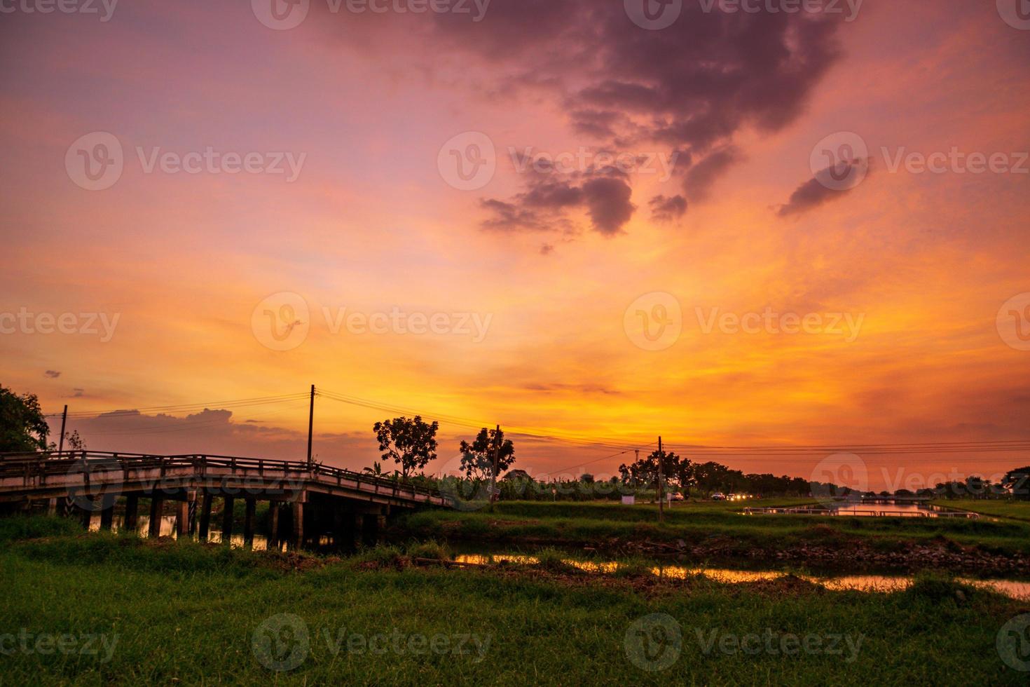 prachtige zonsondergang over het veld foto