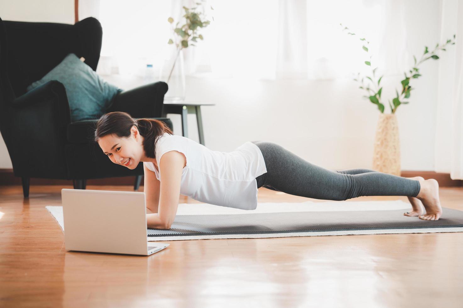 vrouw doet plank foto