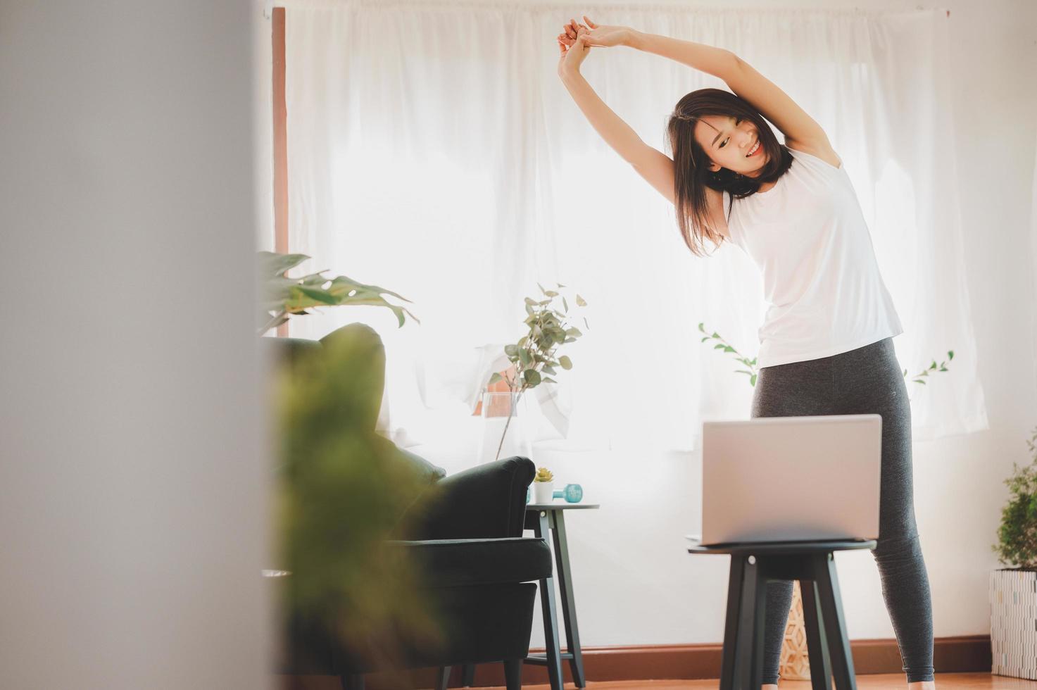 Aziatische vrouw die zich uitstrekt foto