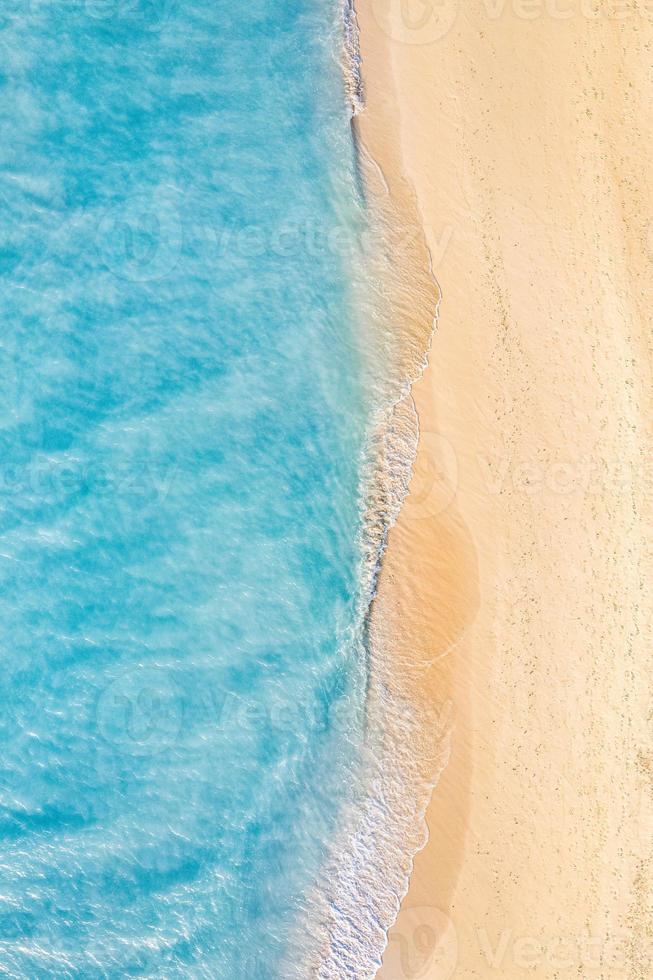 ontspannende luchtfoto strandscène, zomervakantie vakantie sjabloon banner. golven surfen met verbazingwekkende blauwe oceaanlagune, kust, kustlijn. perfecte luchtfoto drone bovenaanzicht. rustig, helder strand, aan zee foto