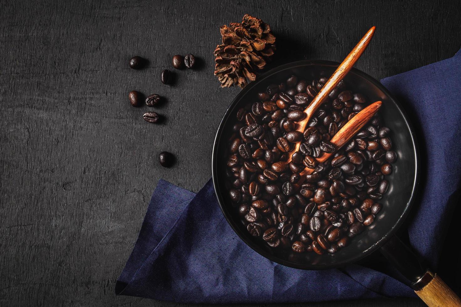 rauwe koffie geroosterd in een pan foto