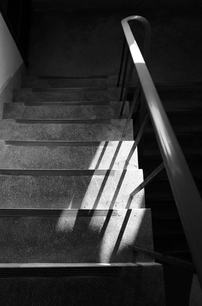 donkere trap met zonlicht foto