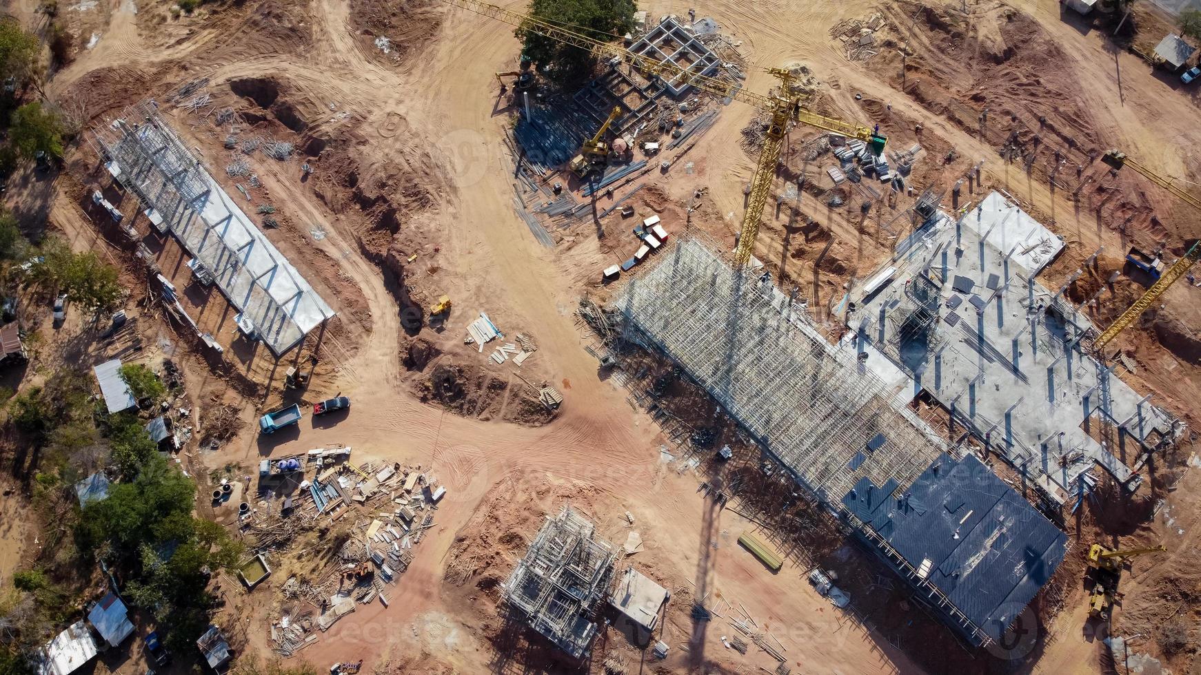 antenne visie de project is construeren een groot gebouw. geel bouw kraan en arbeiders zijn werken, dar foto's foto