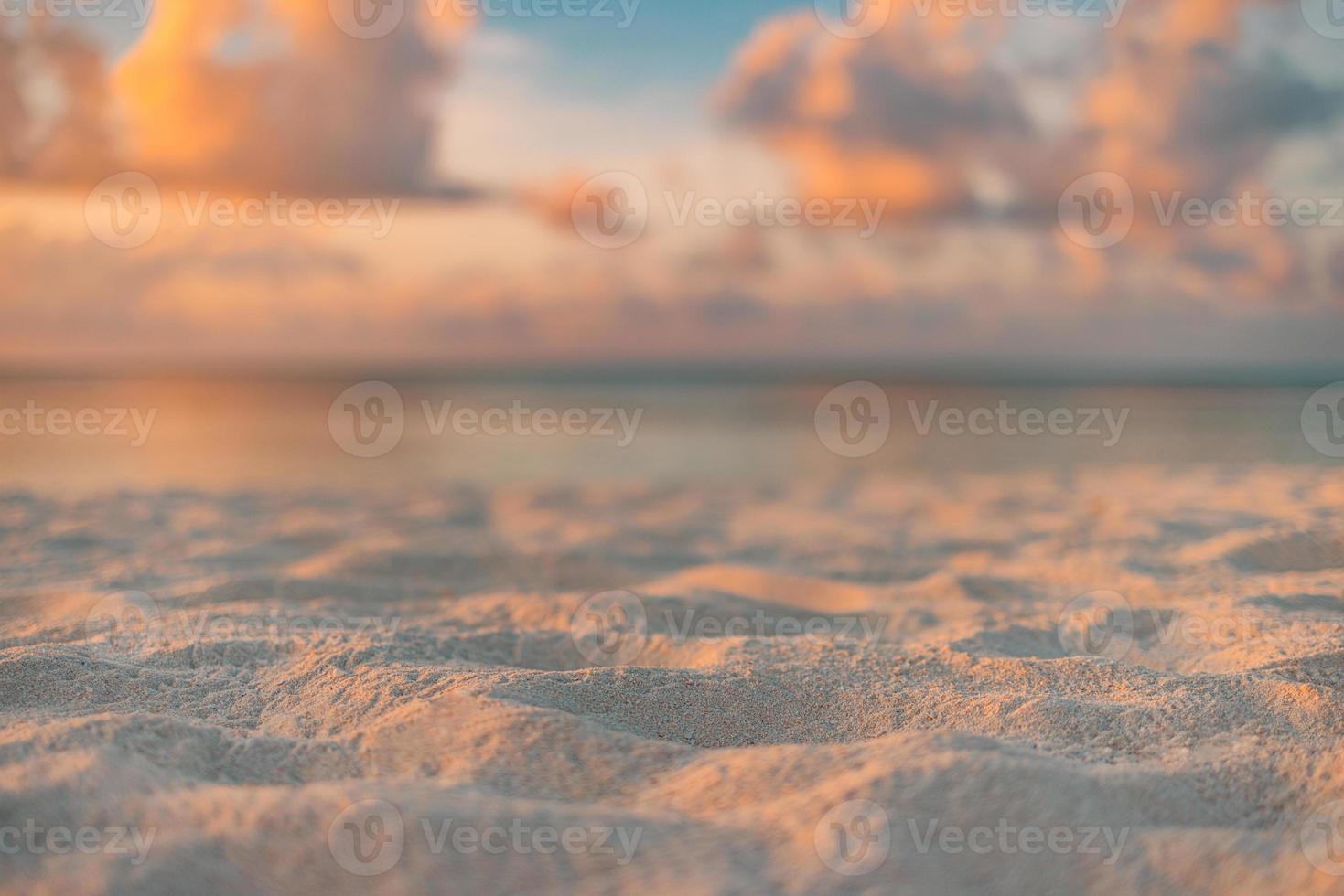 verbazingwekkend detailopname strand zonsondergang, eindeloos wazig horizon, ongelooflijk dromerig zonlicht. kom tot rust, kalmte helder strand zand, stralen. positief energie sereen eenzaamheid zee visie. zomer strand gouden horizon foto