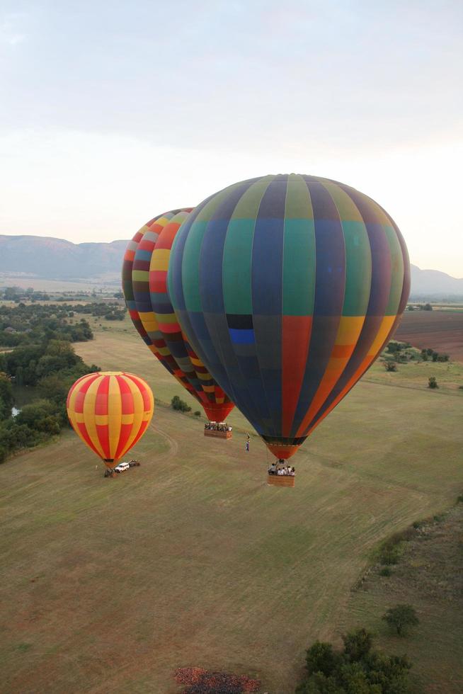 heteluchtballonnen die van de grond opstijgen foto