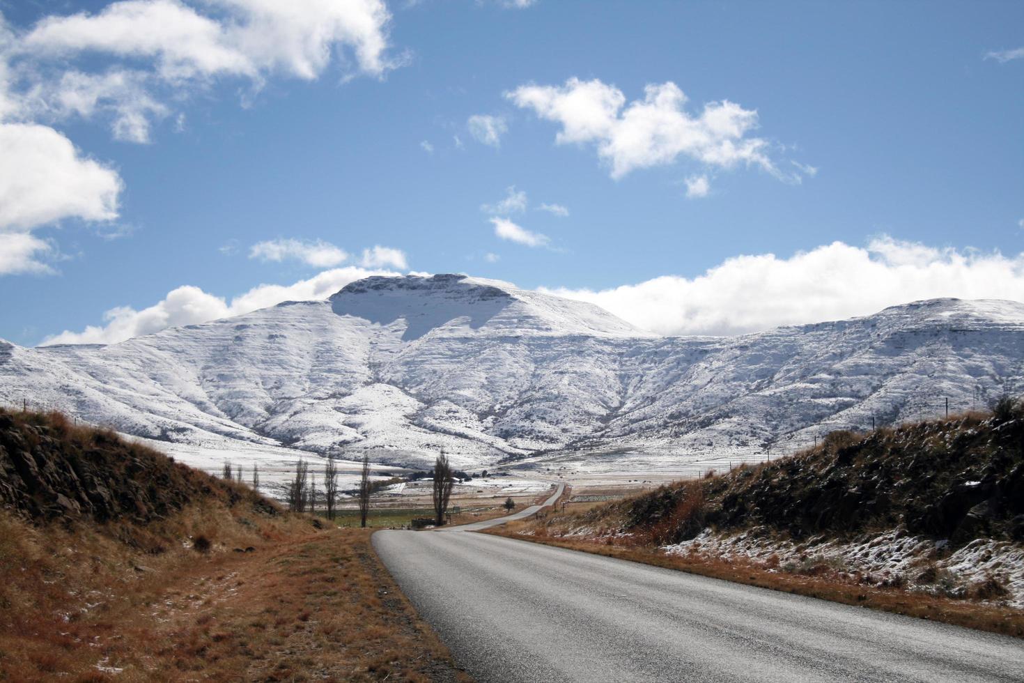 met sneeuw bedekte bergen in Zuid-Afrika foto