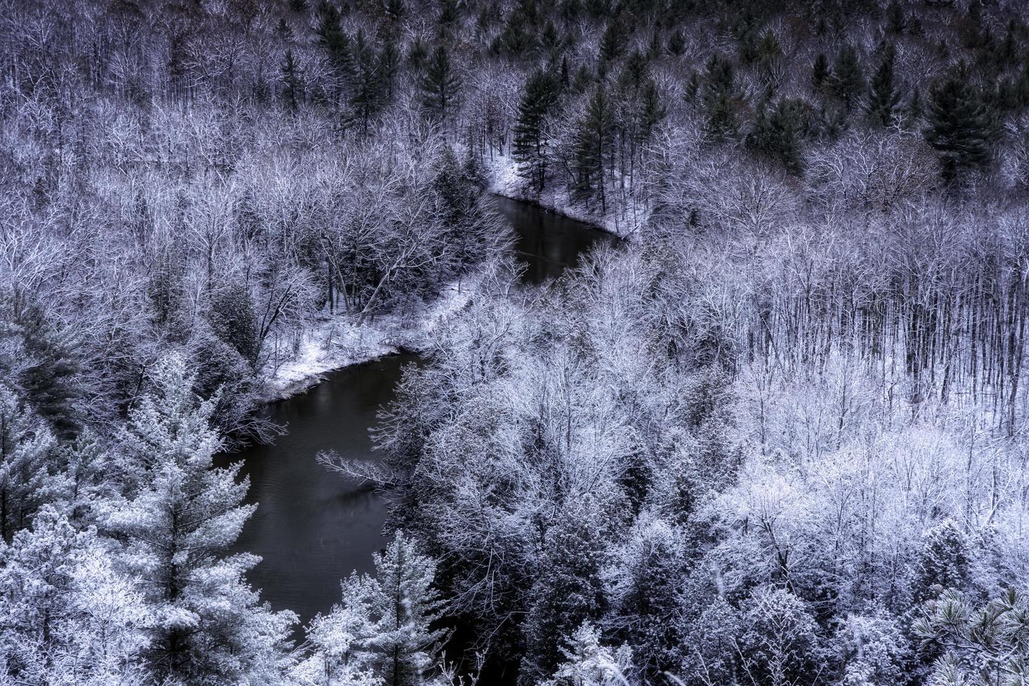 bovenaanzicht van een besneeuwd landschap foto