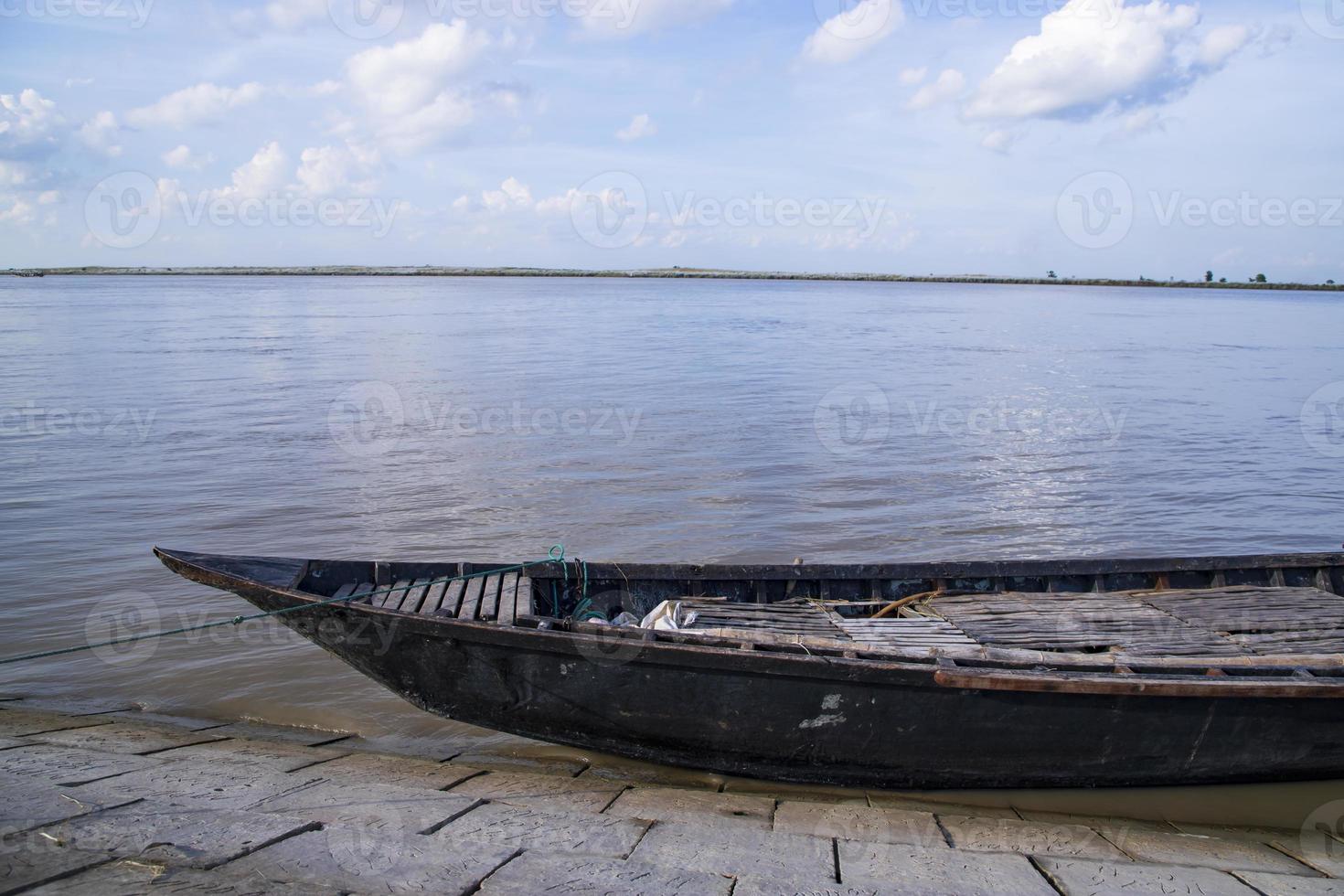 prachtige landschapsmening van houten vissersboten aan de oever van de padma-rivier in bangladesh foto