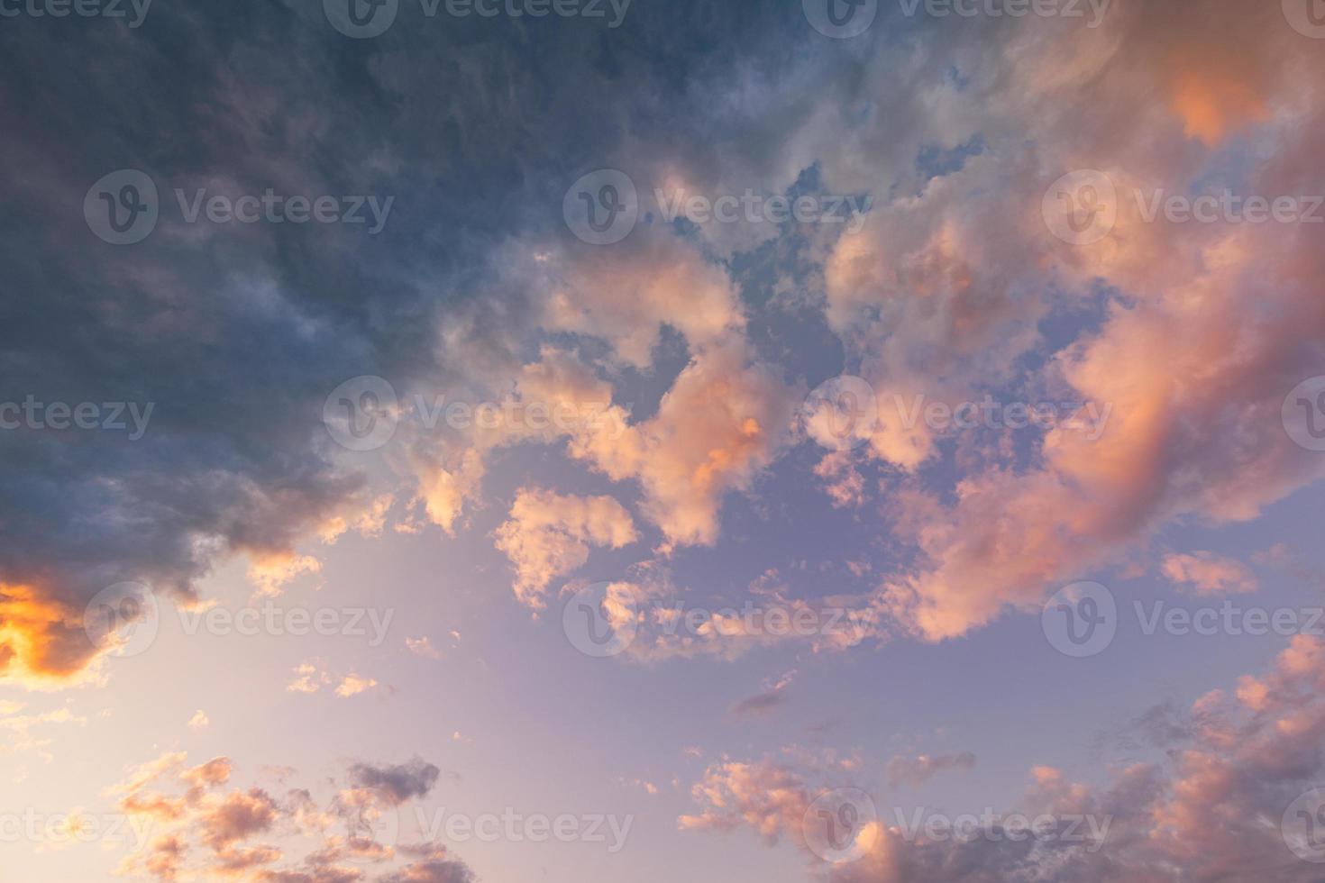 panorama van oranje zonsondergang lucht bewolkt visie met helder zon. ontspannende eindeloos hemel dromerig positief energie sjabloon. op zoek omhoog vrijheid zomer zonsopkomst lucht. mooi kleurrijk lucht achtergrond foto