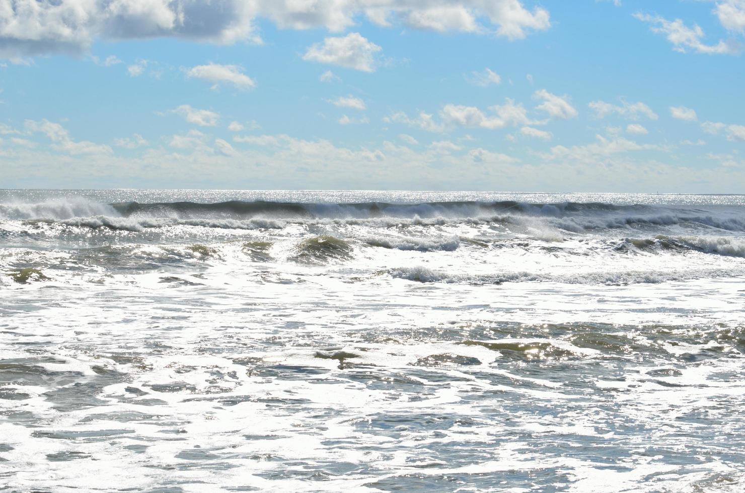 oceaangolven in de zomer foto