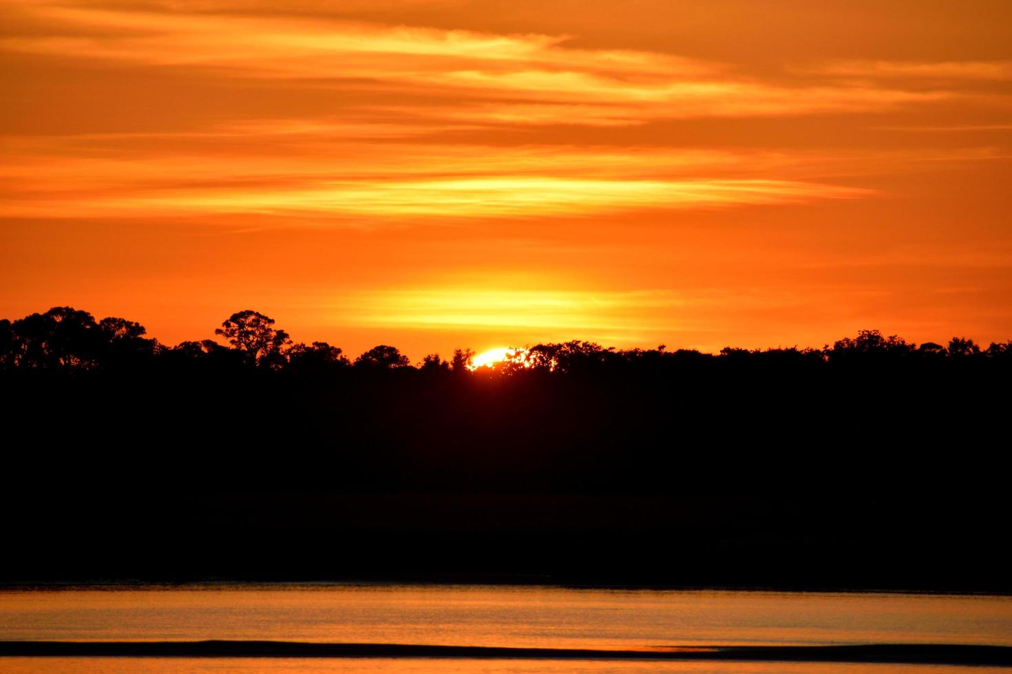 levendige oranje zonsondergang foto