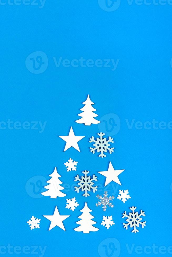 creatief Kerstmis boom. Kerstmis boom gemaakt van Kerstmis decoraties Aan blauw achtergrond met leeg kopiëren ruimte voor tekst foto