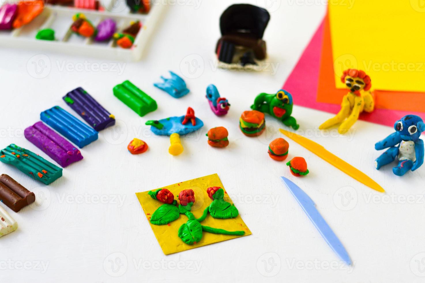 een detailopname van een tafel met plasticine, kinderen ambachten en een toepassing Aan de thema van oogst. foto