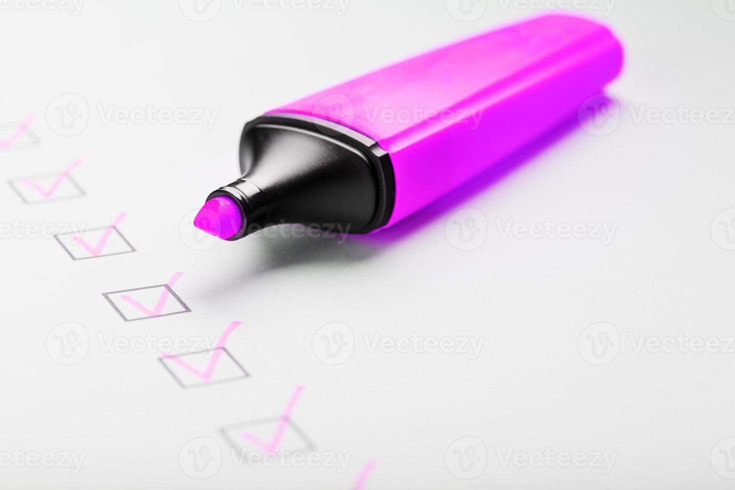 een magenta markeerstift met markeringen Aan de controle vel. foto