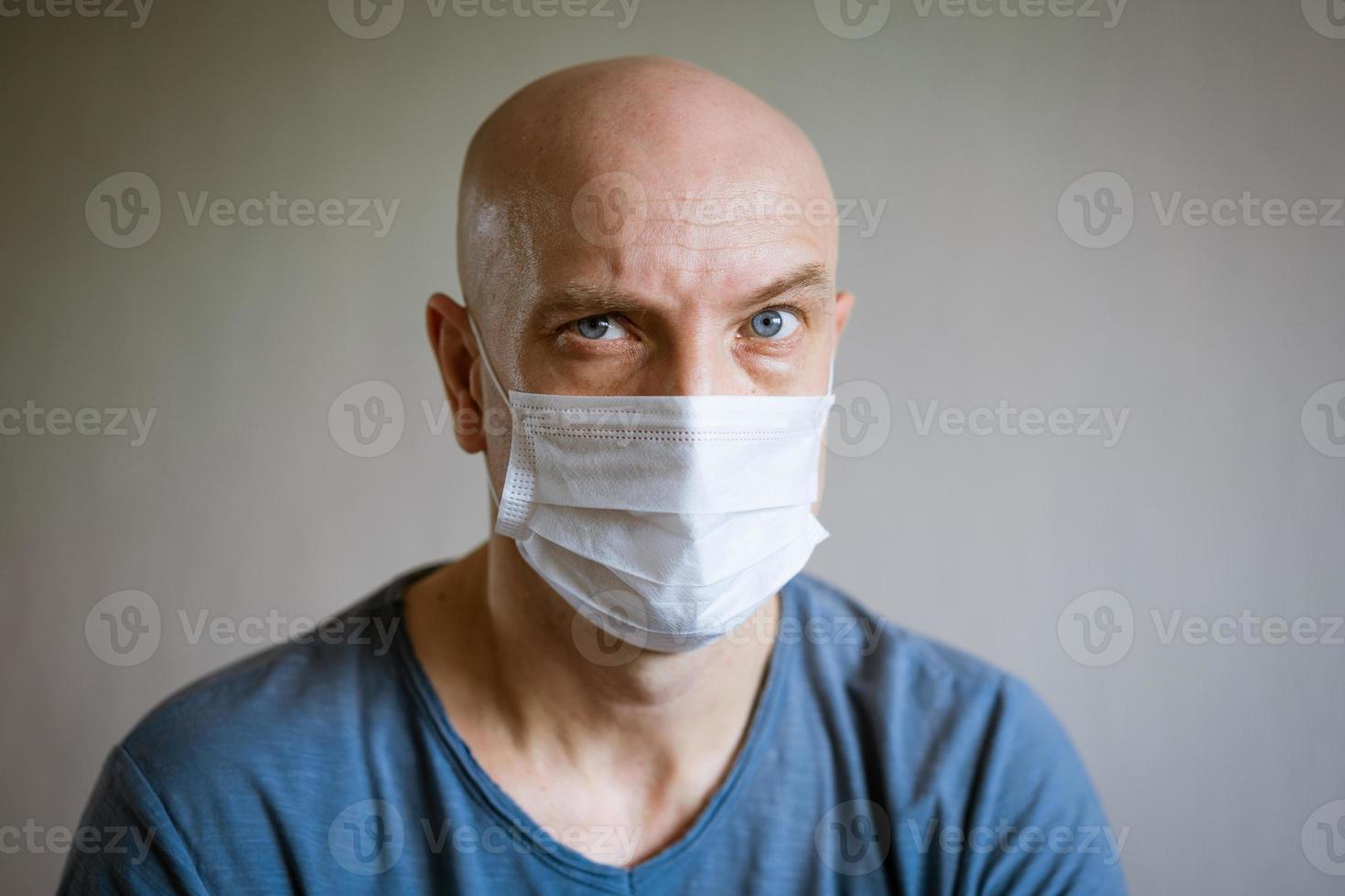 portret van een kaal Mens vervelend een beschermend masker foto