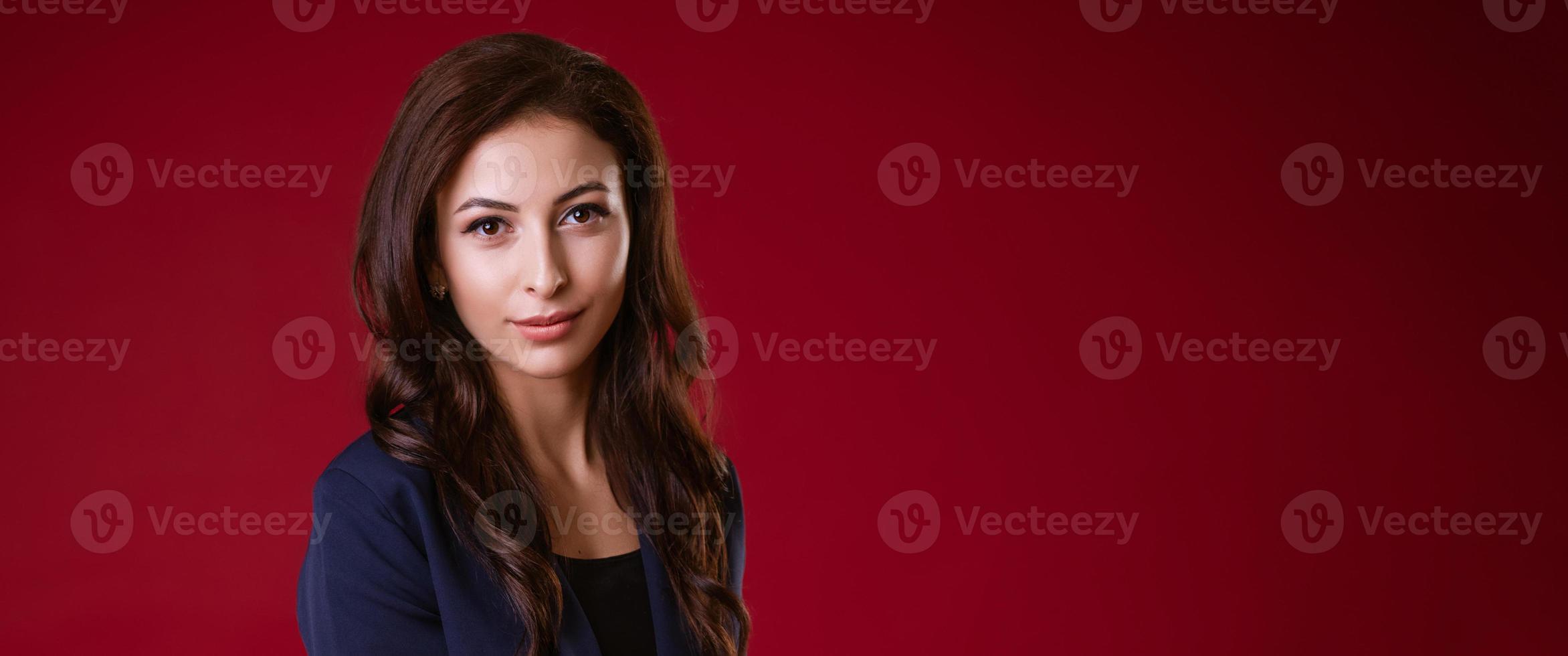 mooi jong bedrijf vrouw in een pak Aan een rood achtergrond foto