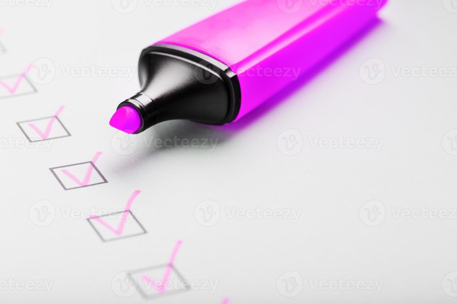 een magenta markeerstift met markeringen Aan de controle vel. foto