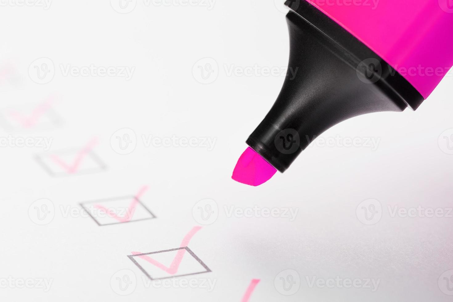 een magenta markeerstift met markeringen Aan de controle vel. foto