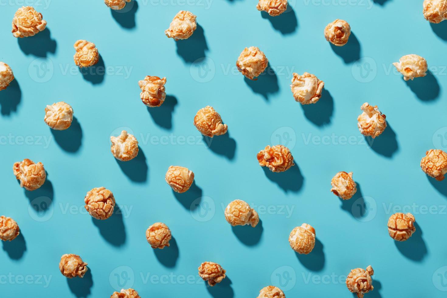 een patroon van popcorn patronen Aan een blauw achtergrond. foto