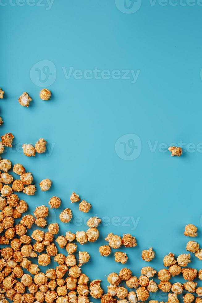 karamel popcorn door een rimpeling Aan een blauw achtergrond, in de het formulier van een kader. foto