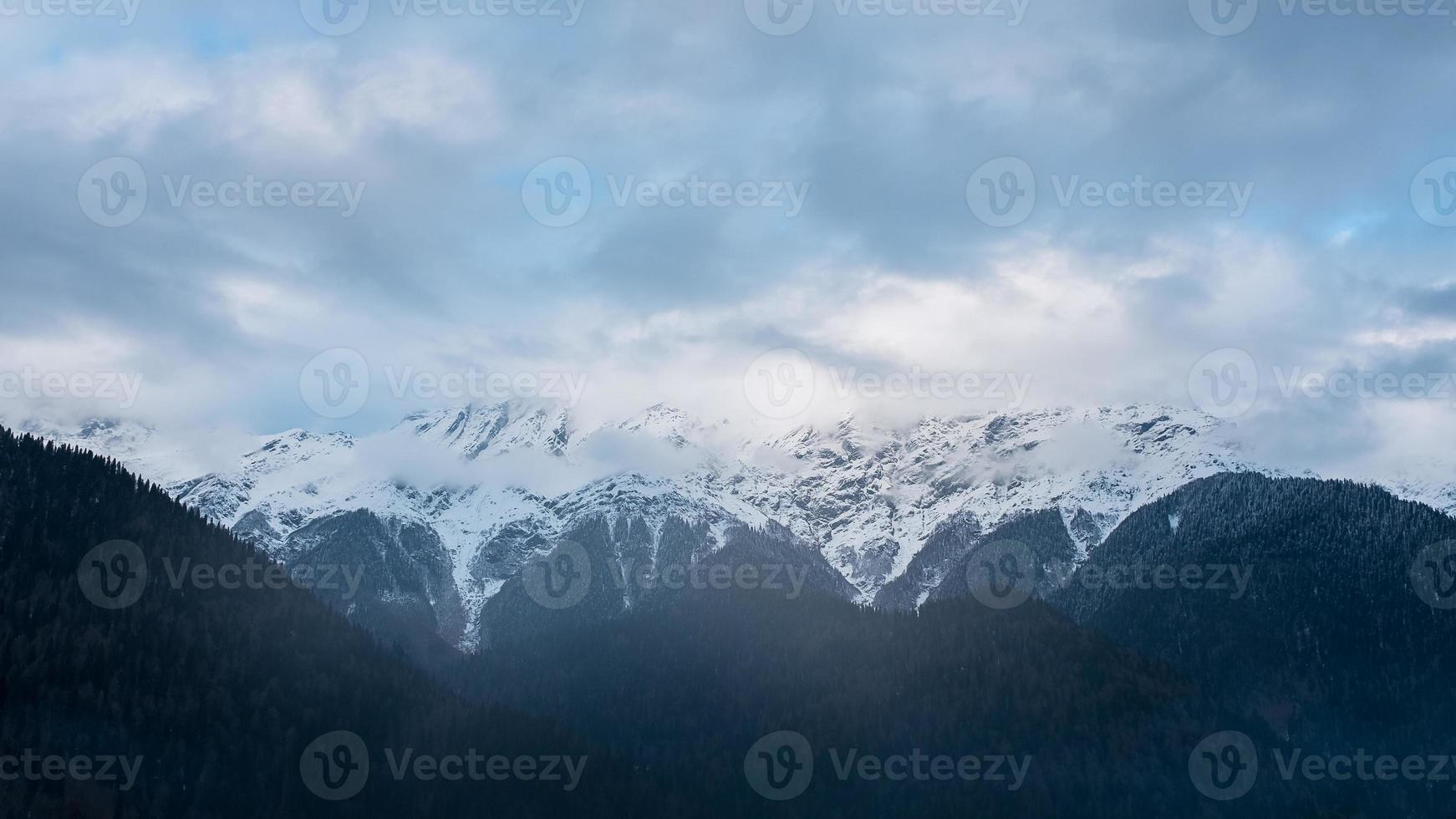 winter meer ritsa in Abchazië met bergen in de sneeuw in de achtergrond, laat avond. foto