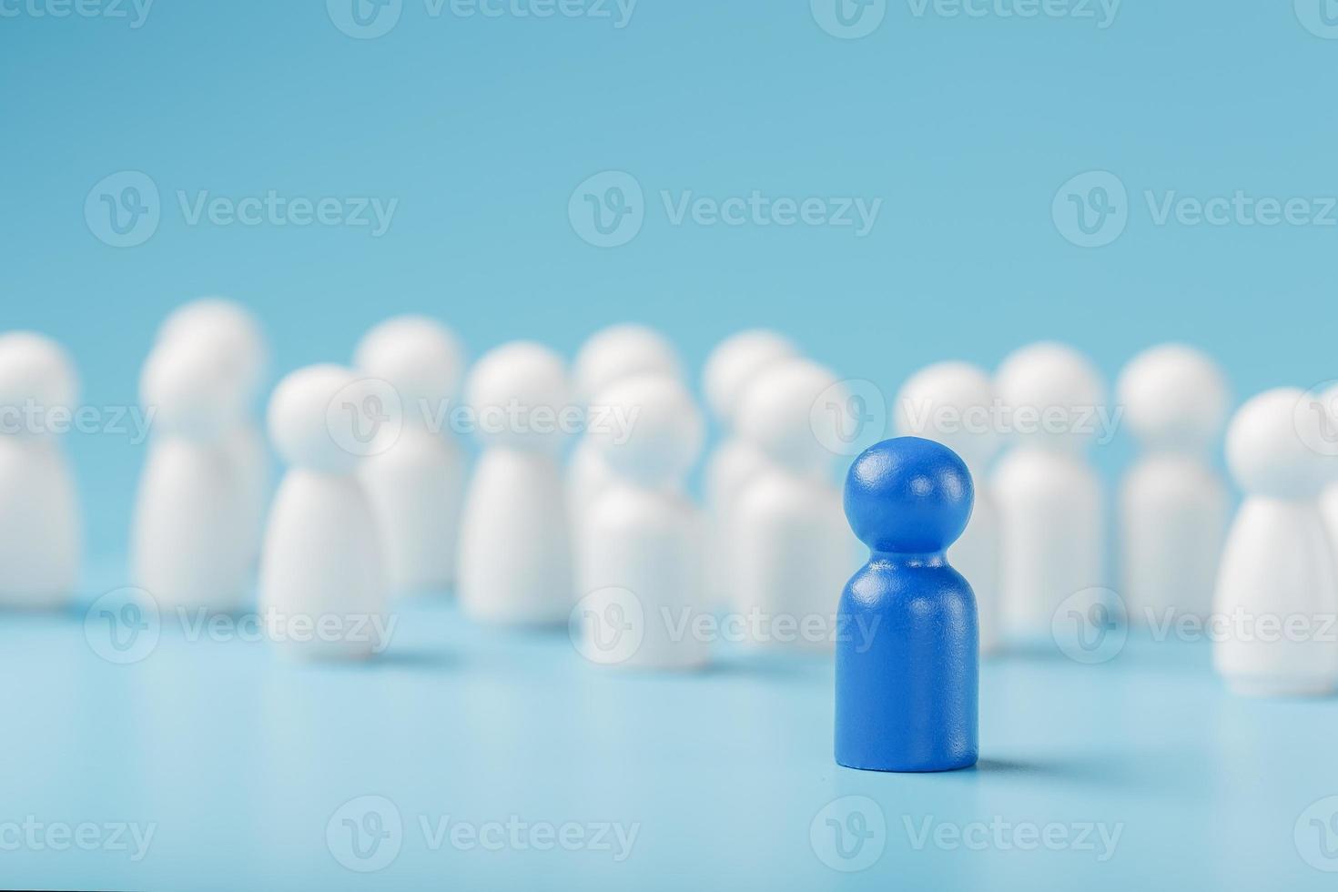 de leider in blauw Leidt een groep van wit medewerkers naar zege, uur, personeel werving. de concept van leiderschap. foto