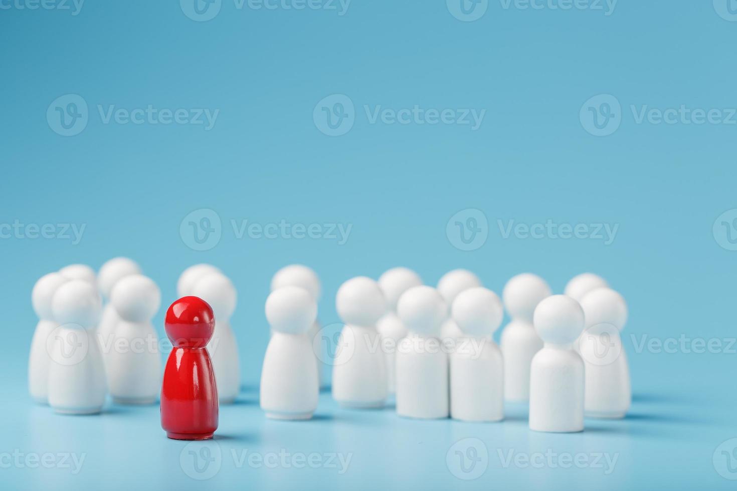 de leider in rood Leidt een groep van wit medewerkers naar zege, uur, personeel werving. de concept van leiderschap. foto